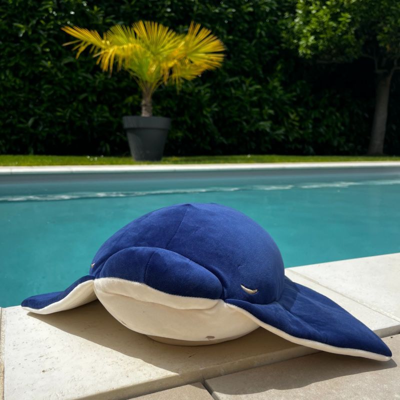 Image d'ambiance de présentation du produit Peluche Nemu Nemu Eita la Raie Manta (55 cm) - Trousselier